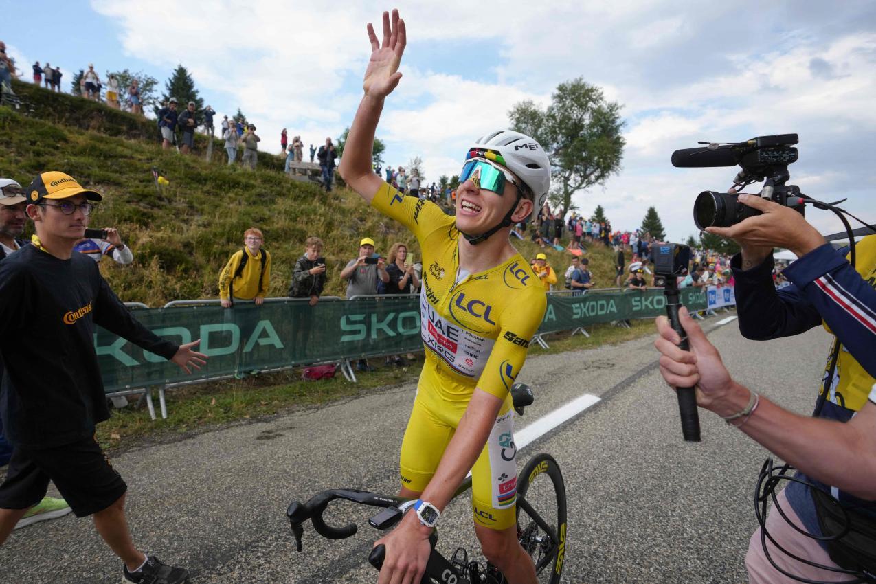 Tadej Pogacar siegte erneut mit „Leichtigkeit“. © APA/afp / THIBAULT CAMUS