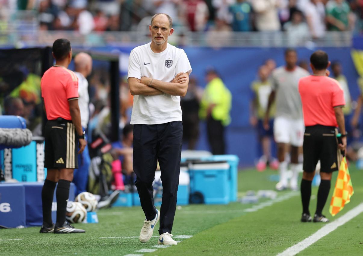 Thomas Tuchel stand vor dem Anpfiff im Fokus. © APA / LUKE HALES