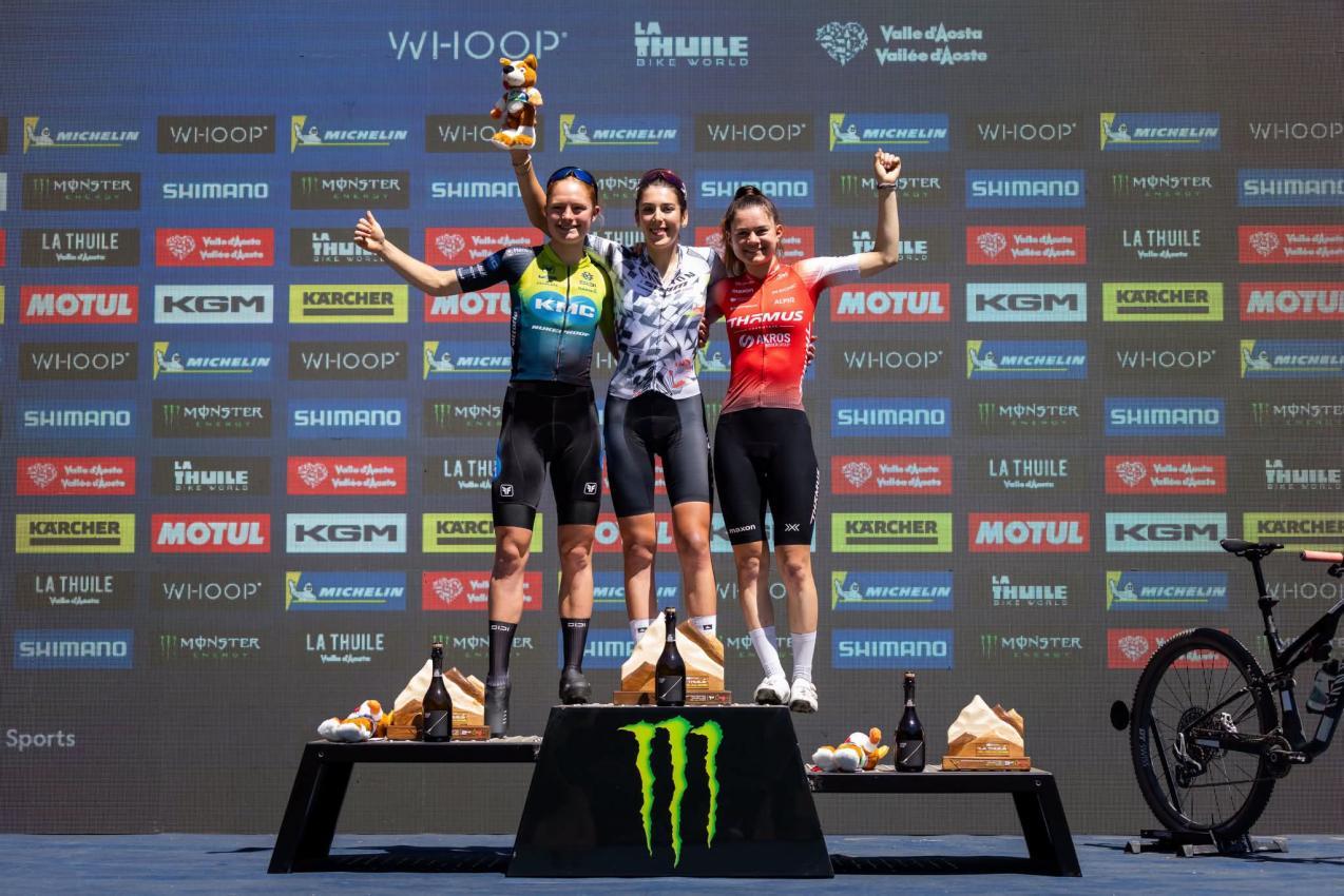 Valentina Corvi (mitte) gewann in der U23. © WHOOP UCI Mountainbike World Cup / Michael Cerveny