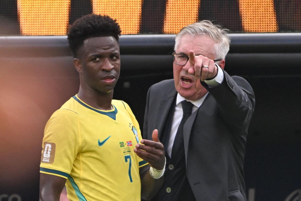 VInicius Junior und Carlo Ancelotti scheiterten mit Brasilien schon vorzeitig. © APA/afp / PEDRO UGARTE