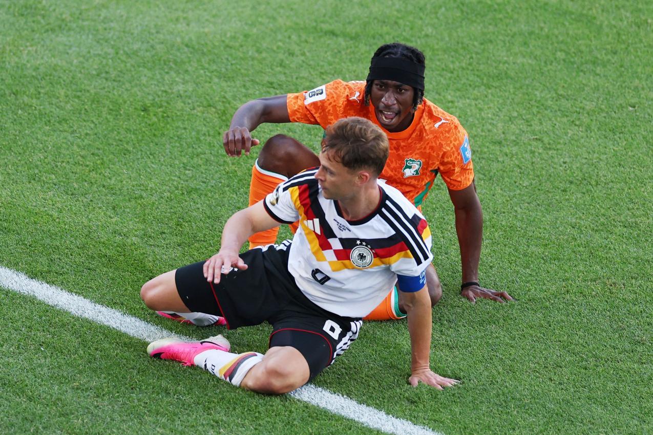 Yan Diomande (hinten) im Duell mit Joshua Kimmich. © APA / MEGAN BRIGGS