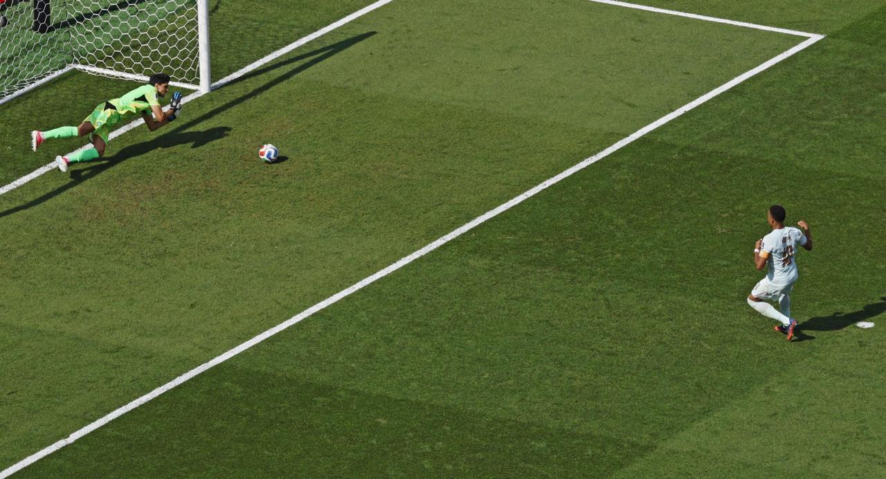 Yassine Bono Bounou hält den Elfmeter von Kylian Mbappé. © ANSA / GREG M. COOPER
