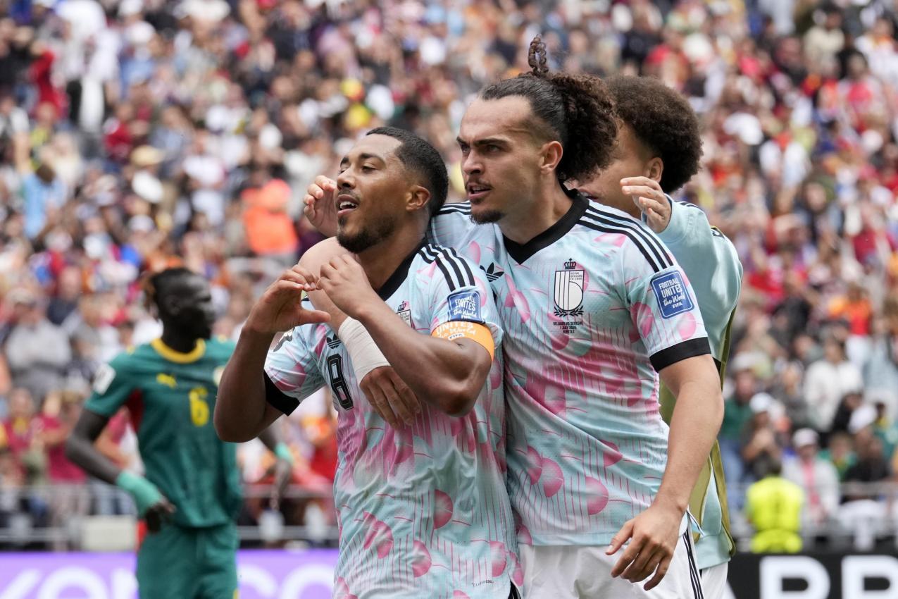 Youri Tielemans (vorne) drehte das Spiel für Belgien. © ANSA / STEPHEN BRASHEAR