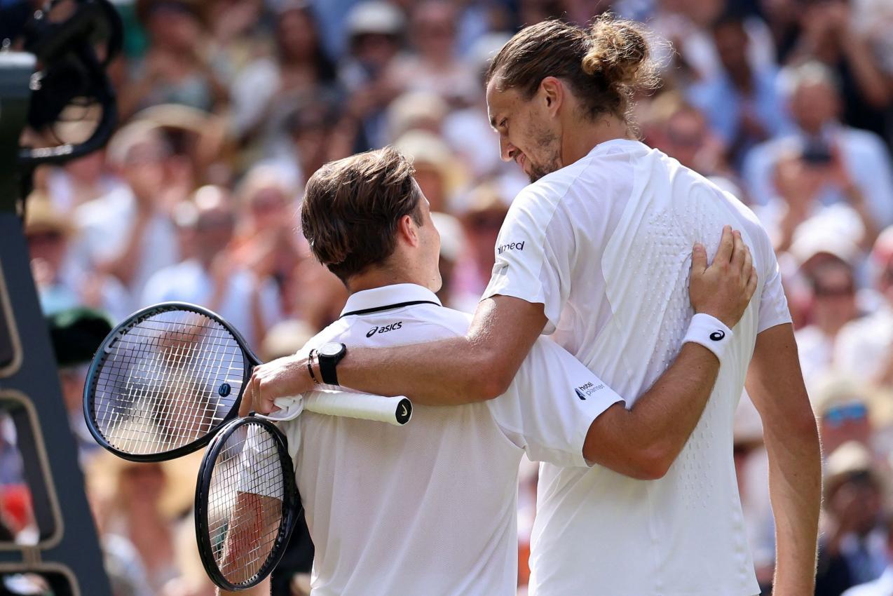 Zverev herzt seinen Gegner Fery nach dem Finale. © APA/afp / HENRY NICHOLLS