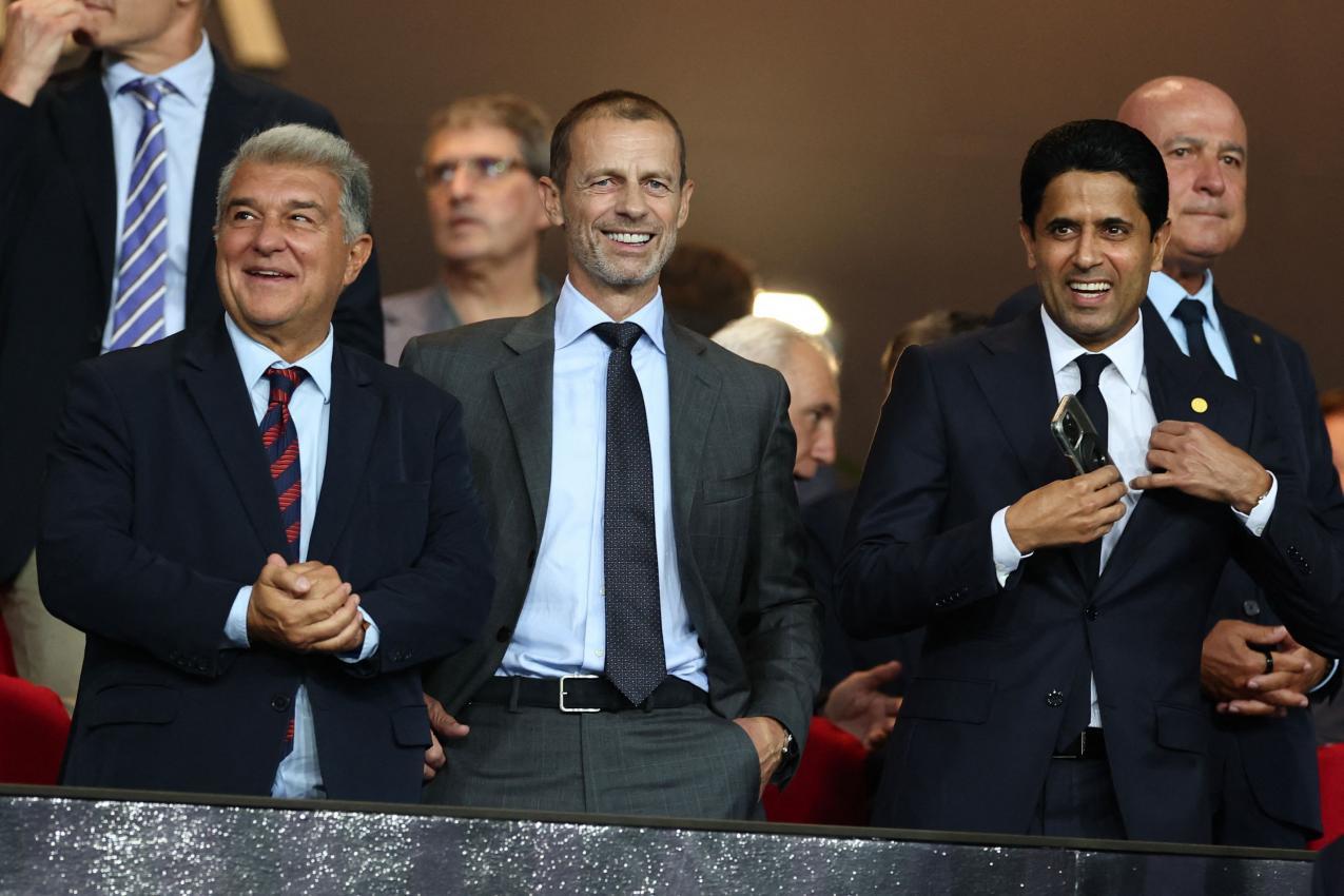 Aleksander Ceferin und Nasser Al-Khelaifi schielen auf das Amt von Gianni Infantino. © APA/afp / JOSEP LAGO