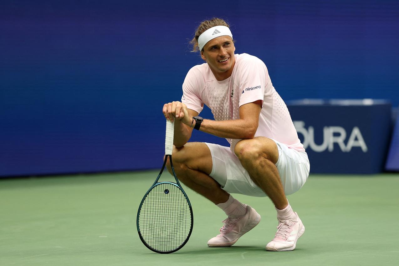 Alexander Zverev hat Lorenzo Sonego zum Auftakt vor der Brust. © APA / SARAH STIER