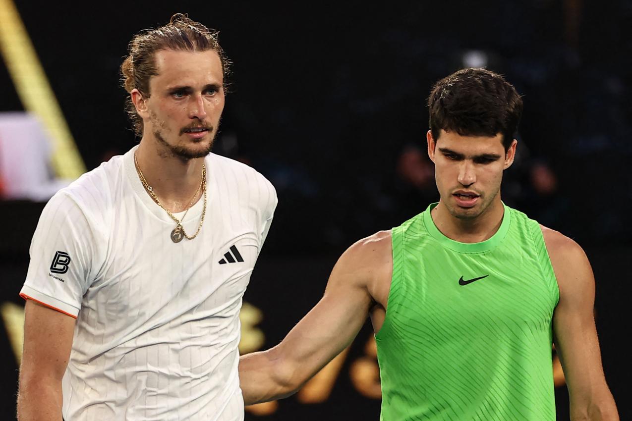 Alexander Zverev und Carlos Alcaraz sind aktuell fast gleichauf und über 5.000 Punkte hinter Sinner. © APA/afp / IZHAR KHAN