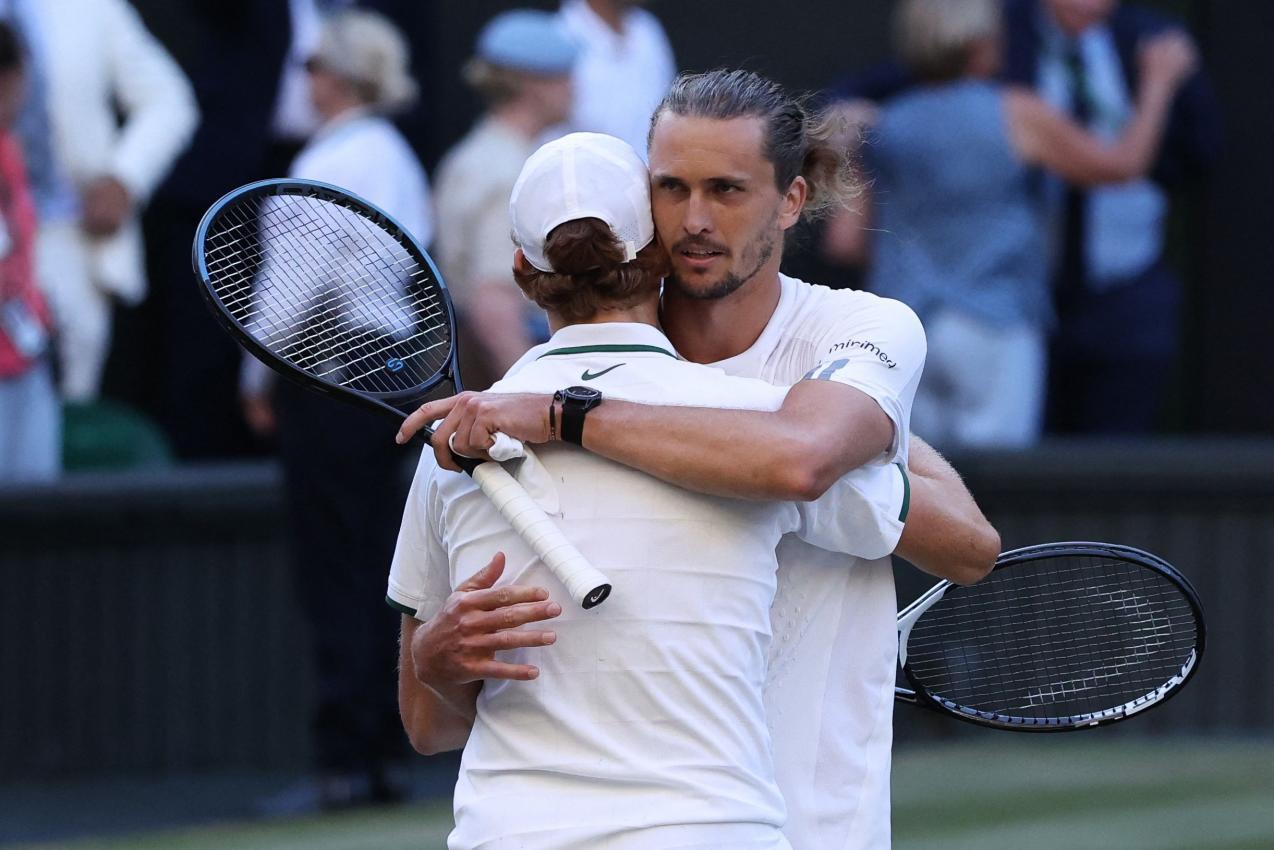 Alexander Zverev verlor das Wimbledon-Finale gegen Jannik Sinner, jetzt könnte er sich dem Südtiroler im Ranking nähern. © APA/afp / HENRY NICHOLLS