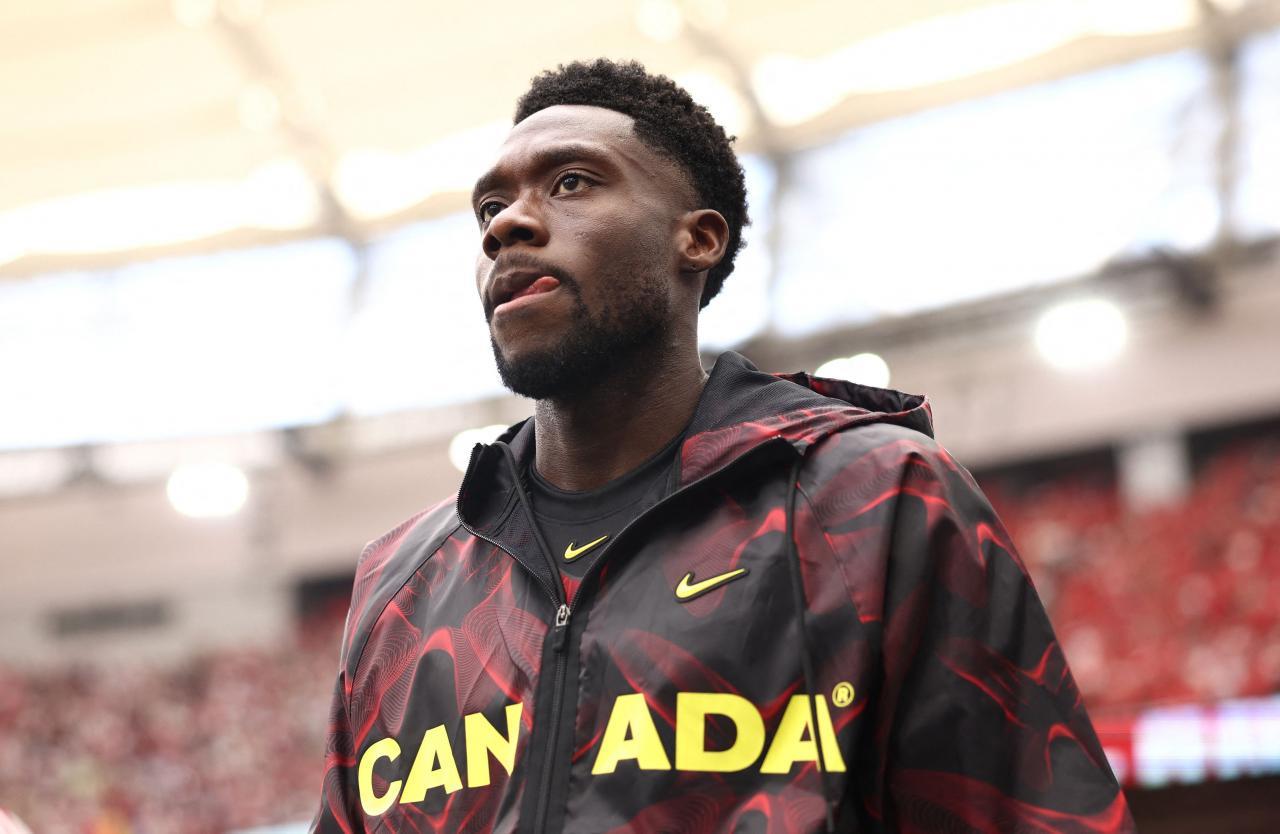 Alphonso Davies leidet mit seinem Kumpel mit. © APA / FRAN SANTIAGO