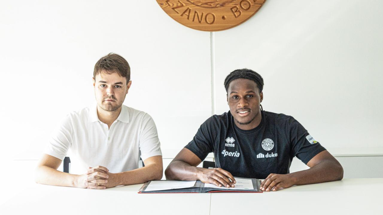 Alvin Okoro und FCS-Sportdirektor Matteo Lovisa bei der Vertragsunterschrift.