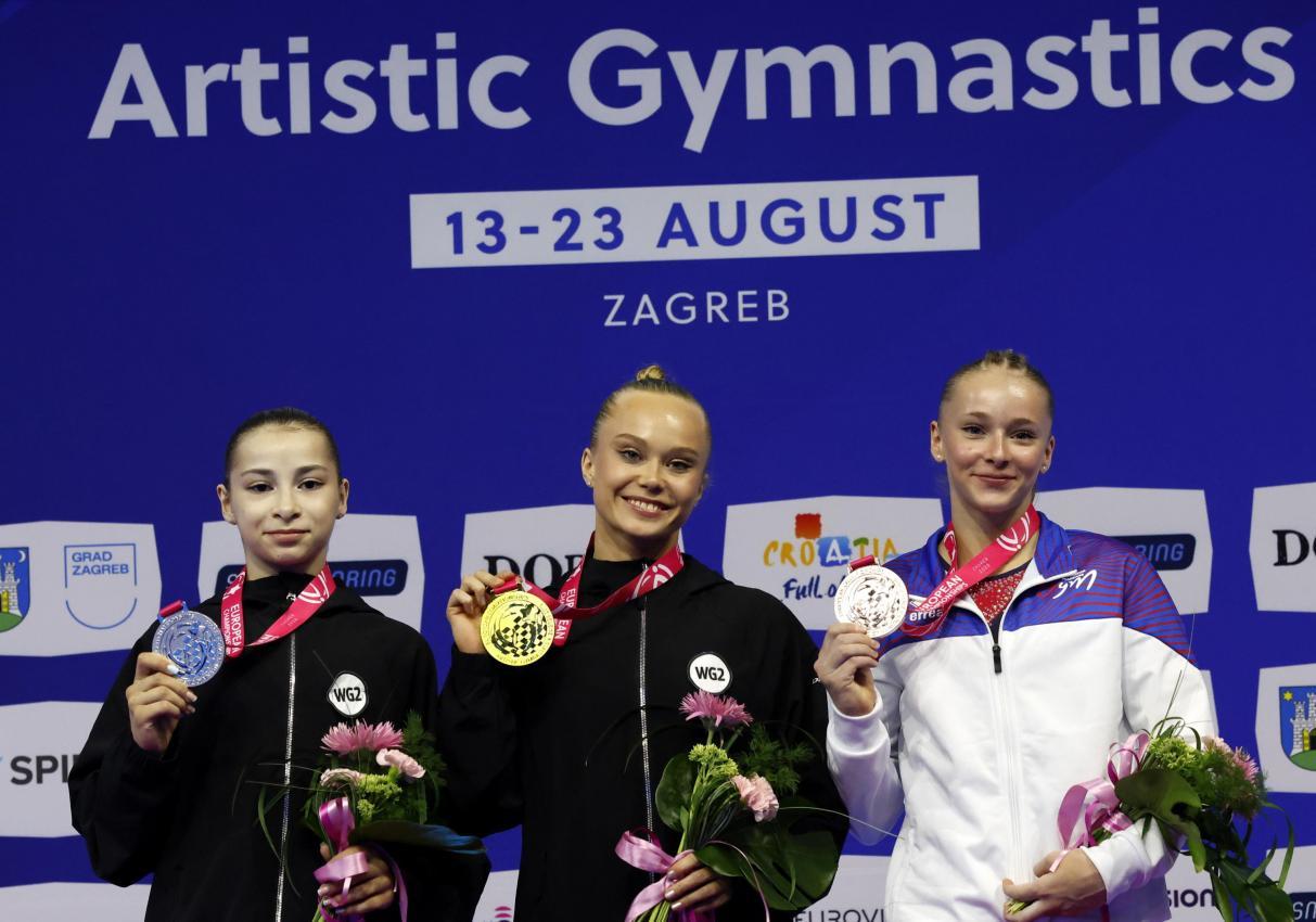 Angelina Melnikova (Mitte) gewann Gold. © ANSA / ANTONIO BAT