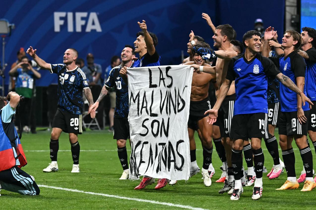 Auch dieses Banner wurde von der FIFA bestraft. © APA/afp / PAUL ELLIS