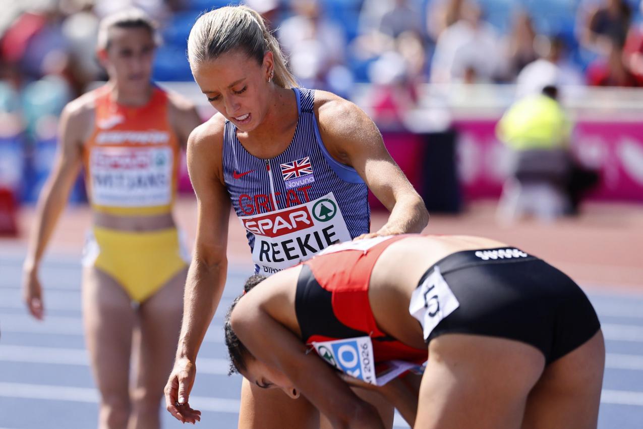 Audrey Werro (rechts) war zu Sturz gekommen, steht jedoch trotzdem im Finale. © ANSA / TOLGA AKMEN