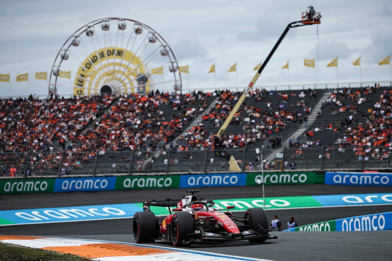 Charles Leclerc kam am Donnerstag in Zandvoort gut zurecht. © APA/afp / SIMON WOHLFAHRT