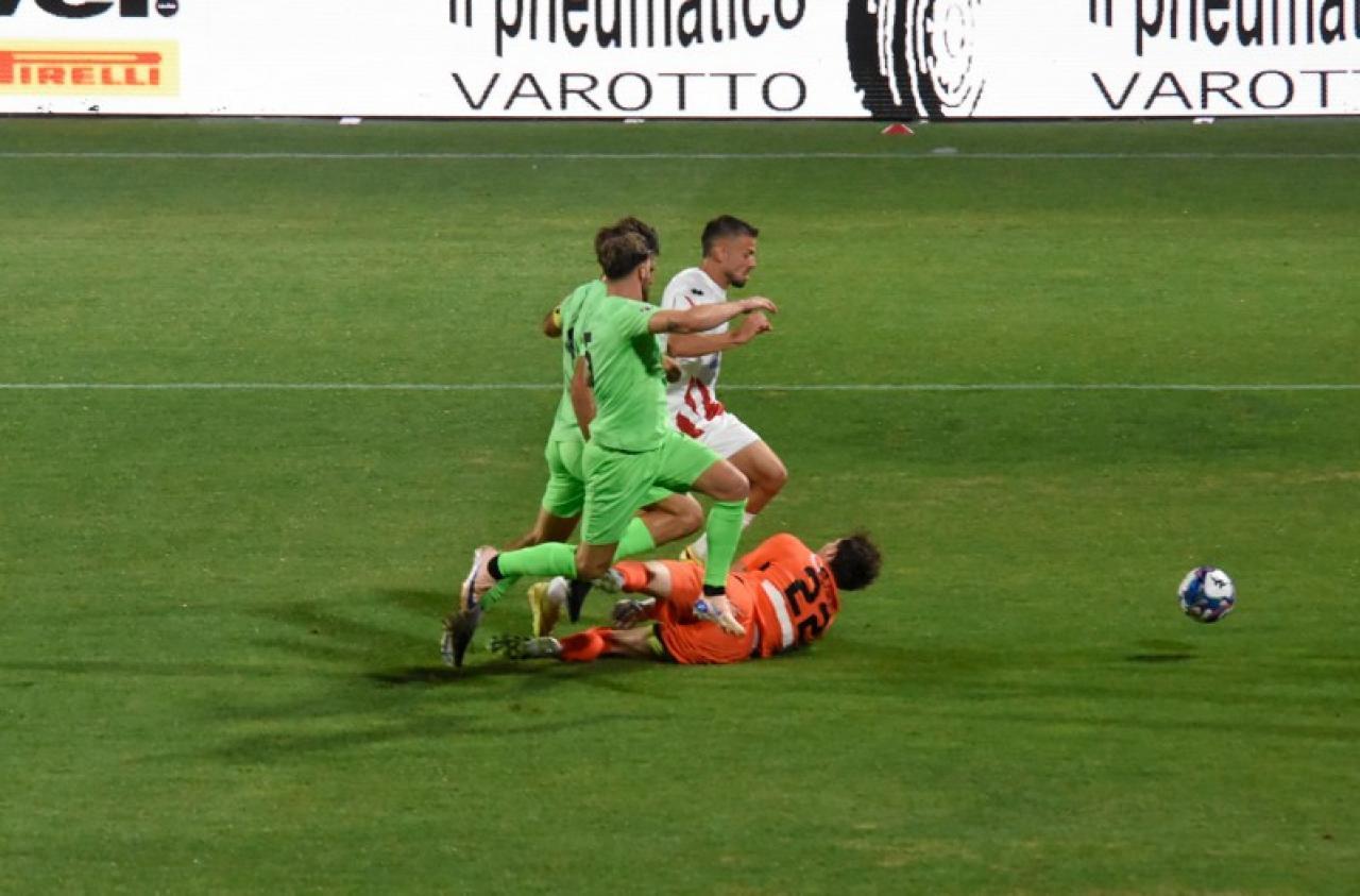 Daniele Casiraghi gegen die Virtus-Defensive um Goalie Jakob Tschöll.