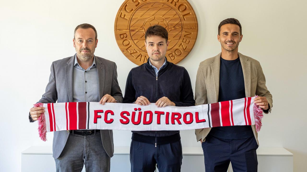 Den FCS hat sich Matteo Lovisa gezielt als neuen Arbeitsplatz ausgesucht. Rechts Dietmar Pfeifer (Geschäftsführer), links Hannes Fink (technischer Direktor). © Alfred Tschager