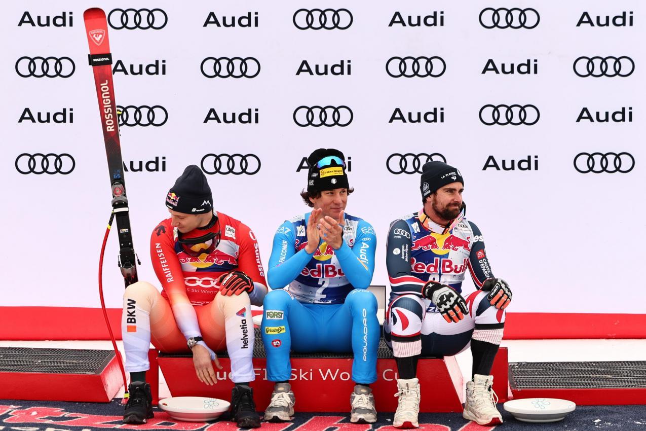 Der größte Moment des Maxence Muzaton (rechts): Auf dem Kitzbühel-Podest mit Marco Odermatt (links) und Giovanni Franzoni (Mitte). © ANSA / ANNA SZILAGYI