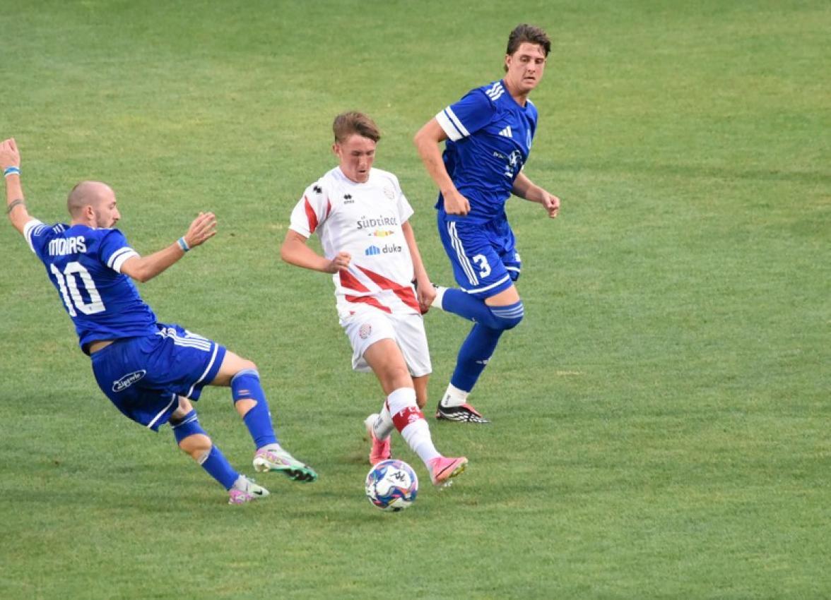 Der junge Elias Schrott im FCS-Trikot gegen den FC Obermais.
