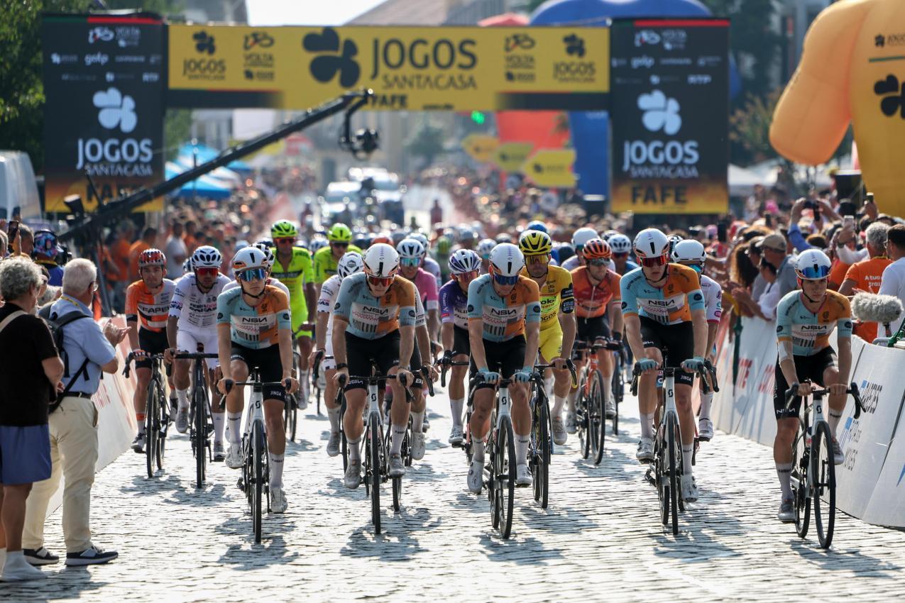 Die Etappe wurde neutralisiert, die Teamkollegen überquerten geschlossen die Ziellinie. © ANSA / NUNO VEIGA
