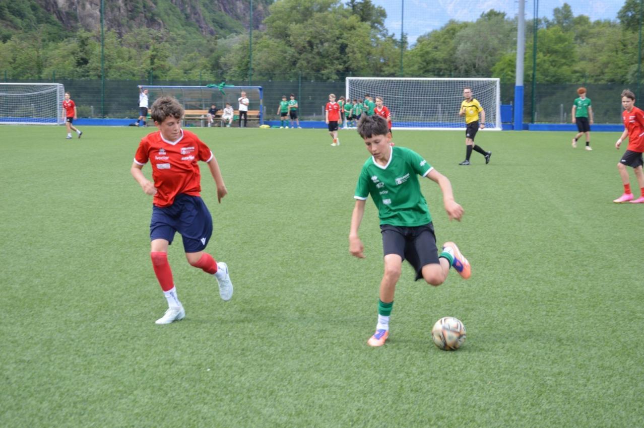 Die jungen Kicker jagen begeistert dem Ball nach.