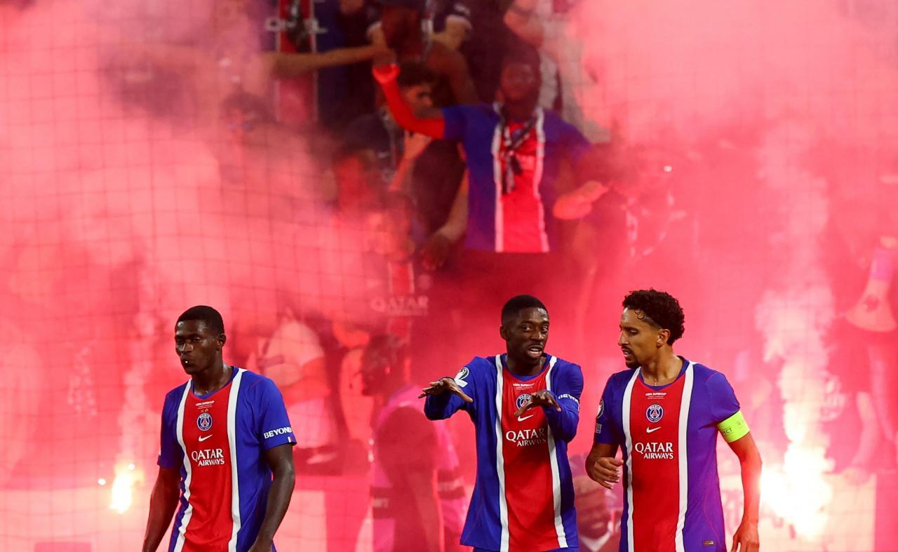 Die PSG-Stars um Ousmane Dembele (Mitte) holten den zweiten Supercup in Folge. © ANSA / ANNA SZILAGYI