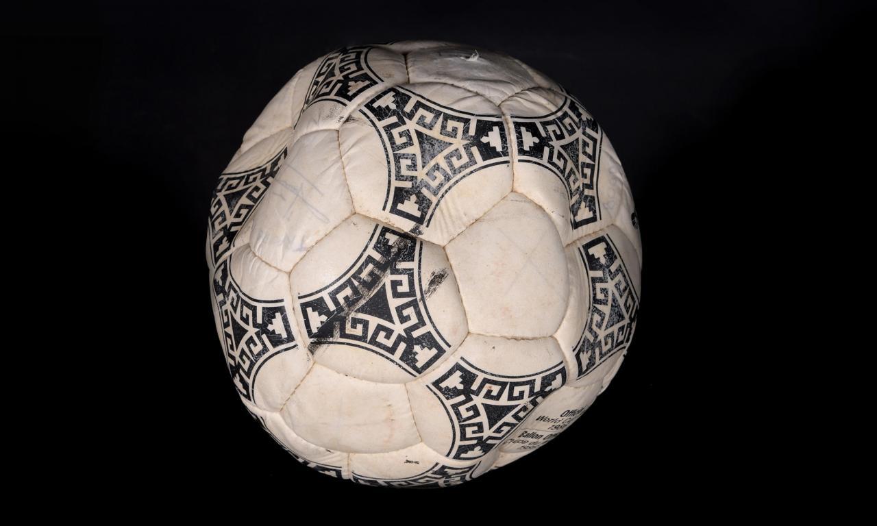 Dieser Originalball brachte mehrere Millionen ein. © ANSA / epa