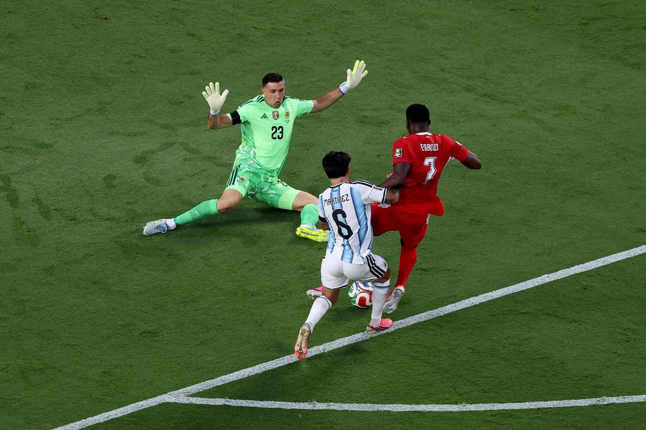 Emiliano Martinez hütet ab sofort das Tor von Chelsea. © APA / LUKE HALES