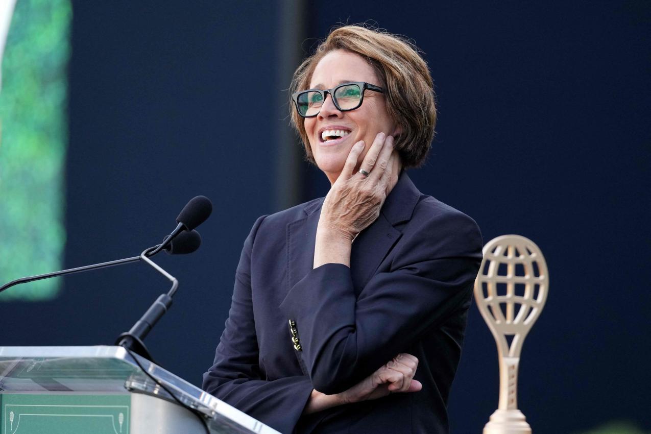 Federer teilte das Rampenlicht mit Mary Carillo. © APA / JOE BUGLEWICZ