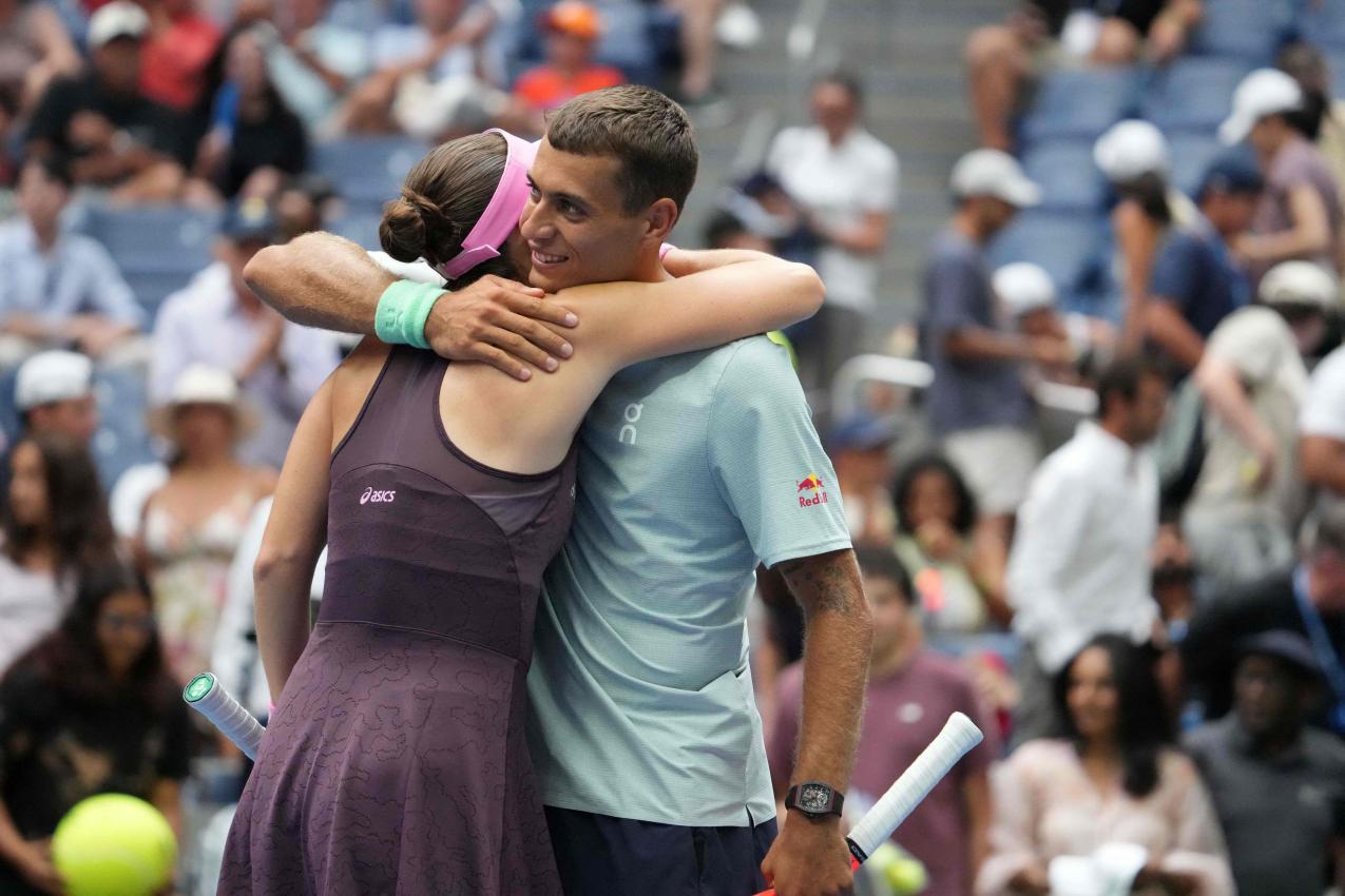 Flavio Cobolli und Belinda Bencic stehen im Halbfinale. © APA/afp / TIMOTHY A. CLARY