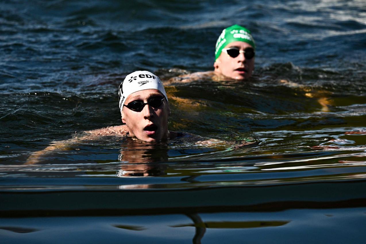 Florian Wellbrock (links) brachte Gold für Deutschland unter Dach und Fach. © APA/afp / JULIEN DE ROSA