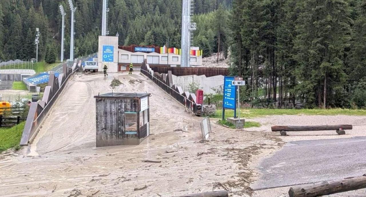 Geröll und Schlamm flossen entlang der Haupttribüne. © Feuerwehr Antholz Mittertal
