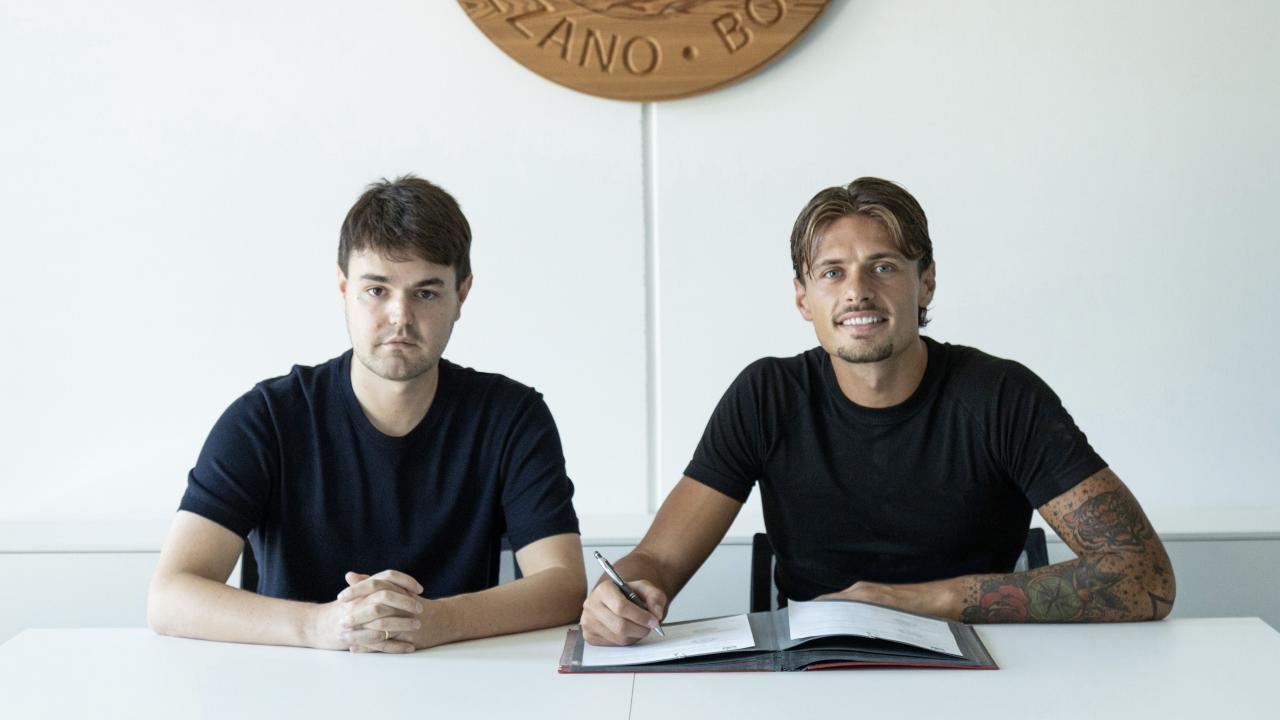 Giorgini mit FCS-Sportdirektor Matteo Lovisa. Er hat ihn im Vorjahr zu Juve Stabia und jetzt zurück nach Südtirol geholt.