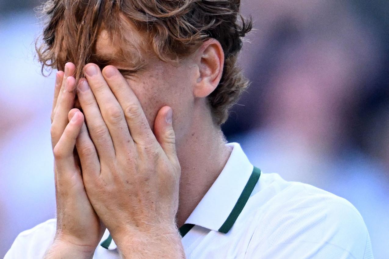 Jannik Sinner litt in der Vergangenheit unter Hitze, Druck und Müdigkeit – völlig normal für einen Tennisprofi, sagt Trainer Vagnozzi. © APA/afp / KIRILL KUDRYAVTSEV