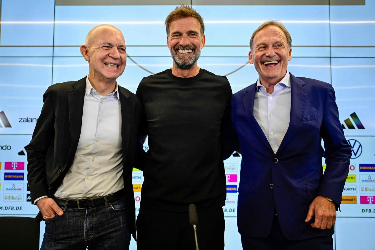 Jürgen Klopp mit DFB-Präsident Bernd Neuendorf (l.) und DFL-Chef Hans-Joachim Watzke. © APA/afp / JOHN MACDOUGALL