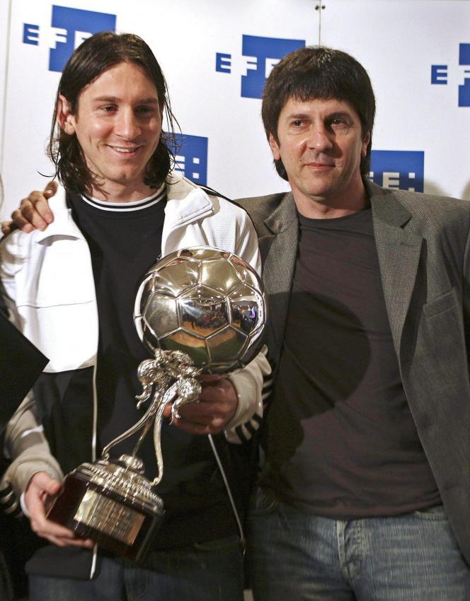 Lionel Messi und sein Vater Jorge im Jahr 2008. © ANSA / ANDREU DALMAU / STF