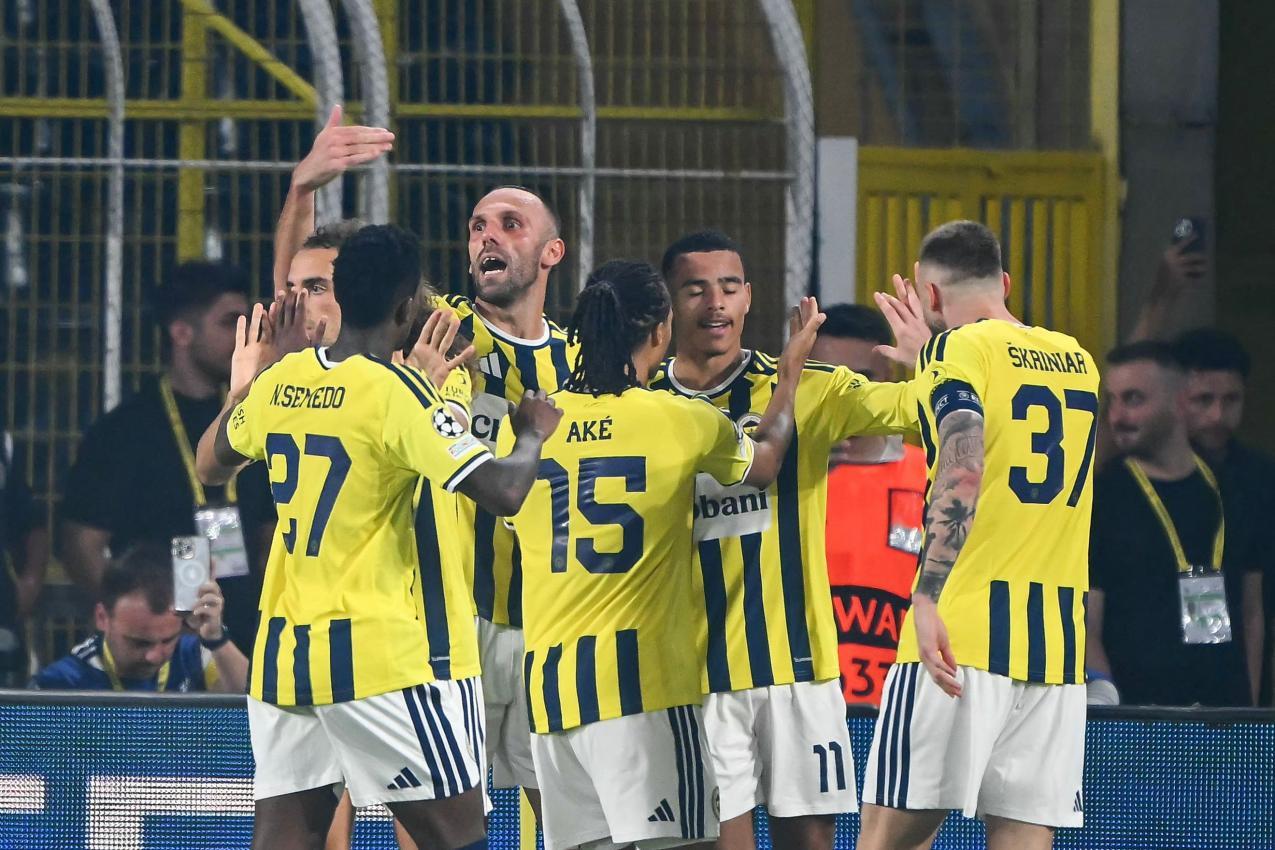 Mason Greenwood (2.v.r.) traf für Fenerbahce zum Ausgleich. © APA/afp / YASIN AKGUL