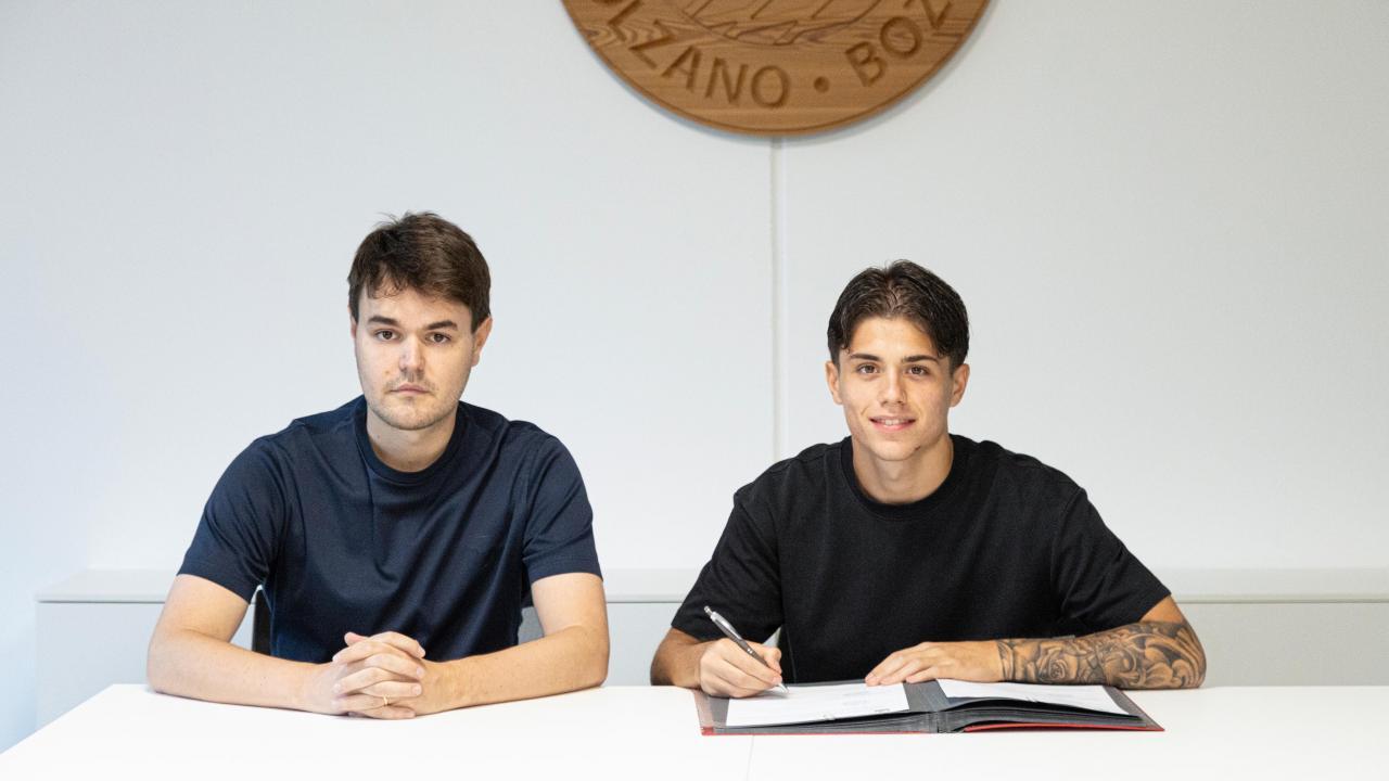 Matteo Lovisa (links) und  Fabio Rispoli bei der Vertragsunterschrift. © FC Südtirol