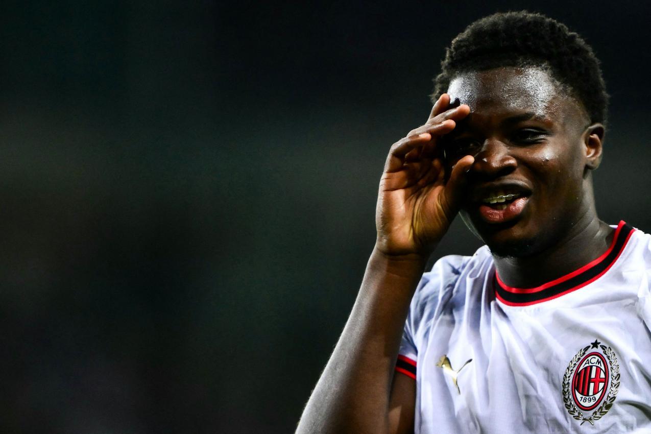 Milans Mittelfeldspieler Alphadjo Cisse. © APA/afp / MARCO BERTORELLO