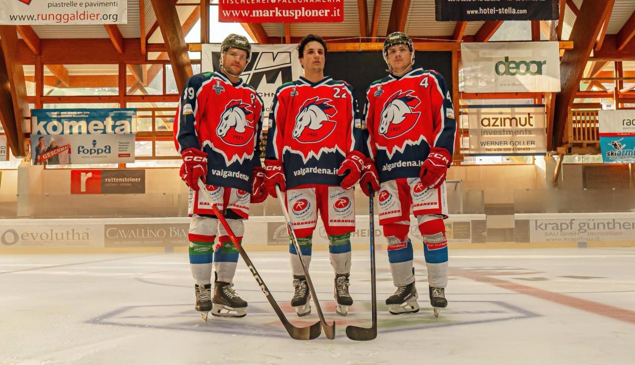 Mit neuem Logo und neuen Dressen: Kapitän Simon Pitschieler (Mitte) und seine Mitspieler starten in die Saisonvorbereitung.