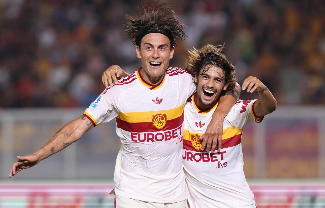 Paulo Dybala (links) feiert den Torschützen Rodrigo Mora. © ANSA / ABBONDANZA SCURO LEZZI