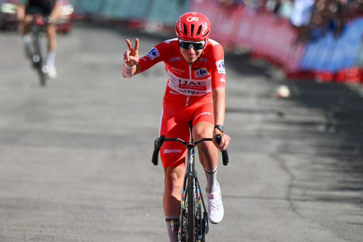 Pogacar geht es in Spanien gut. © APA/afp / JOSE JORDAN