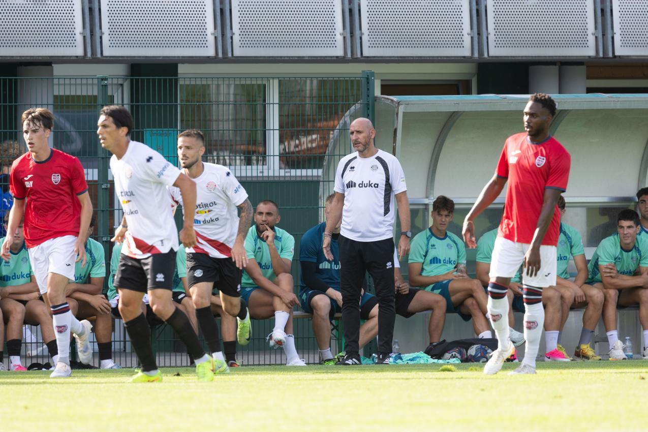 Possanzini (zweiter von links) observiert seine Spieler. © FC Südtirol