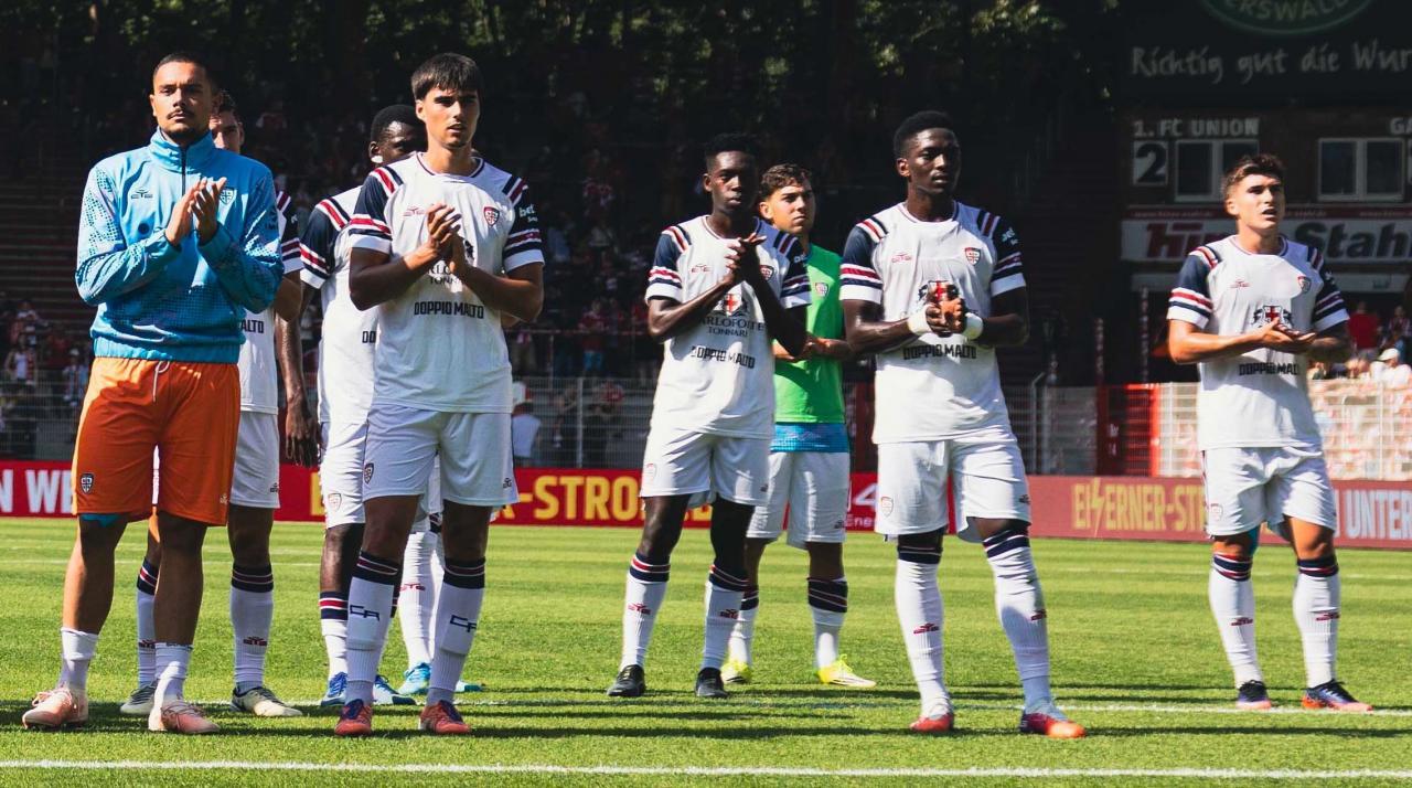 Raphael Kofler (2.v.l.) und seine Mitspieler verabschiedeten sich von den mitgereisten Cagliari-Fans. © Instagram/cagliaricalcio