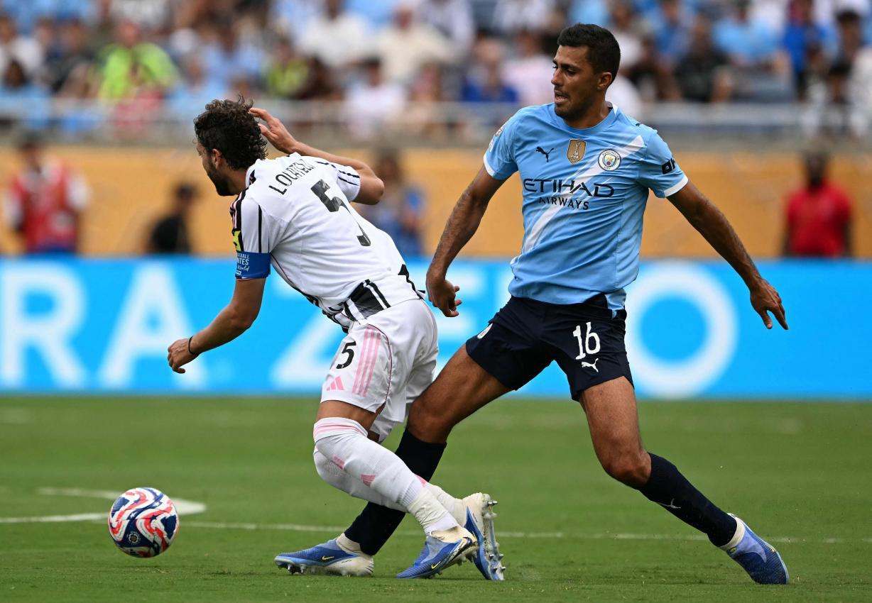 Rodri (rechts) steht bei ManCity unter Vertrag. © APA/afp / PATRICIA DE MELO MOREIRA