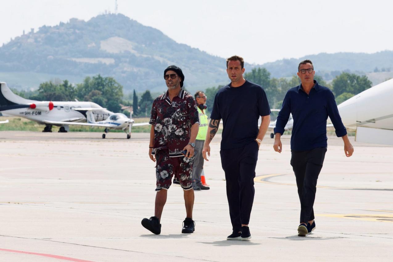 Ronaldinho (links) am Flughafen von Forlì. © ANSA / Ufficio stampa Ravenna football