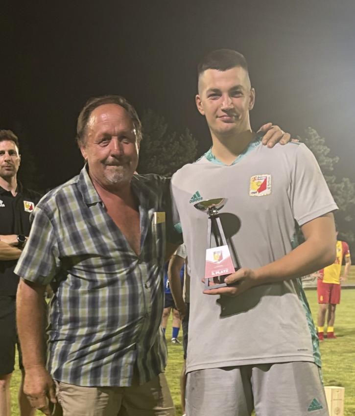 Salurns Kapitän Leo Facchini mit Edi Martinelli, dem Bruder von Walter Martinelli.