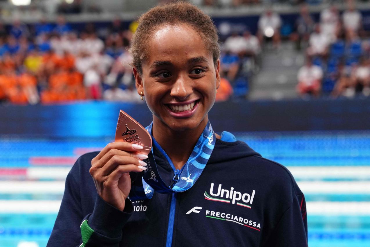 Sara Curtis freut sich über ihre Bronzemedaille. © APA/afp / DIMITAR DILKOFF