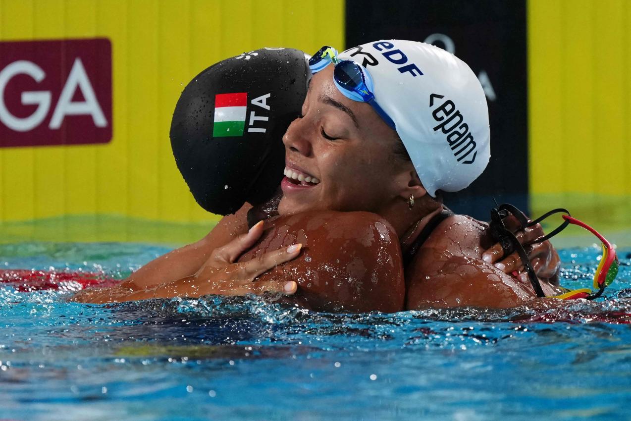 Silbermedaillen-Gewinnerin Mary-Ambre Moluh war die erste Gratulantin. © APA/afp / DIMITAR DILKOFF