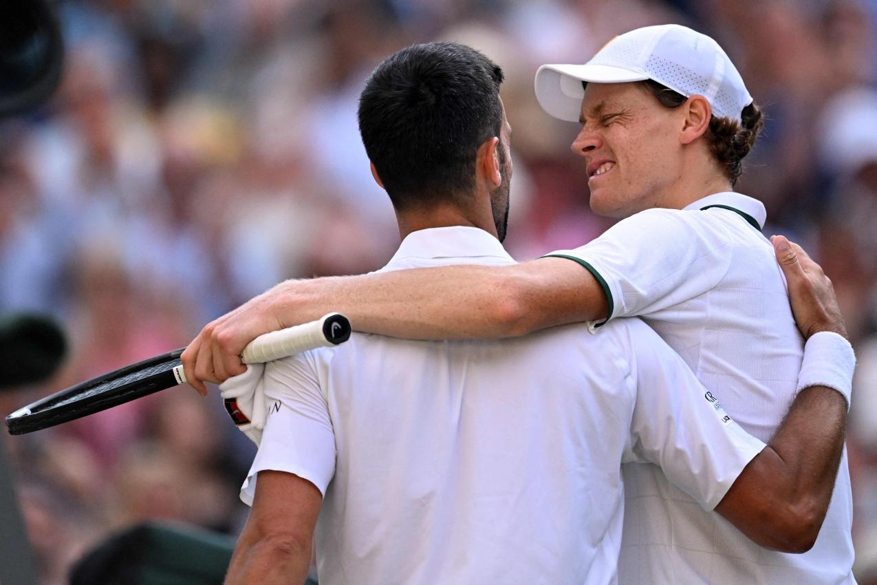 Sinner (rechts) und Djokovic schätzen sich. © APA/afp / KIRILL KUDRYAVTSEV