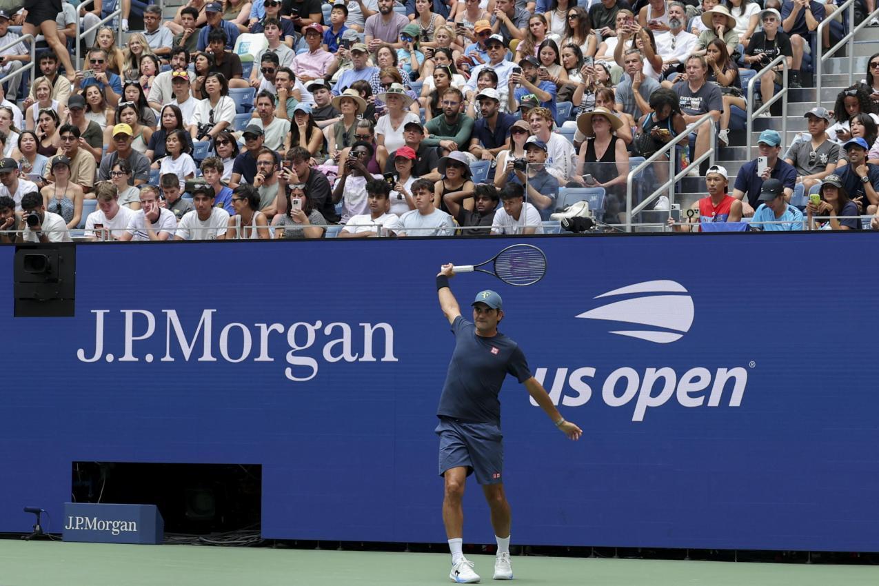 So voll sind die Tribünen bei einer Trainingseinheit selten – aber Roger Federer ist auch nicht alle Tage auf einem Center Court zu sehen. © ANSA / SARAH YENESEL